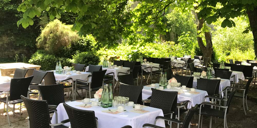 Terrase im grünen garten Ebrach Landidyll